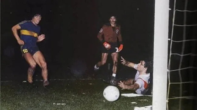Maradona empuja la pelota hacia la red, luego de haber desparramado a todos. Hoy se cumplen 40 años de aquel gol.