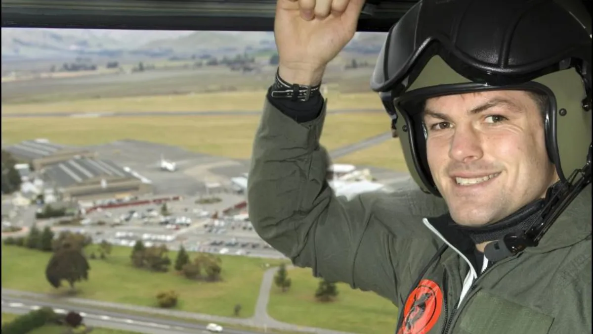 Lejos de las canchas, Richie McCaw encontró una nueva pasión en la aviación.