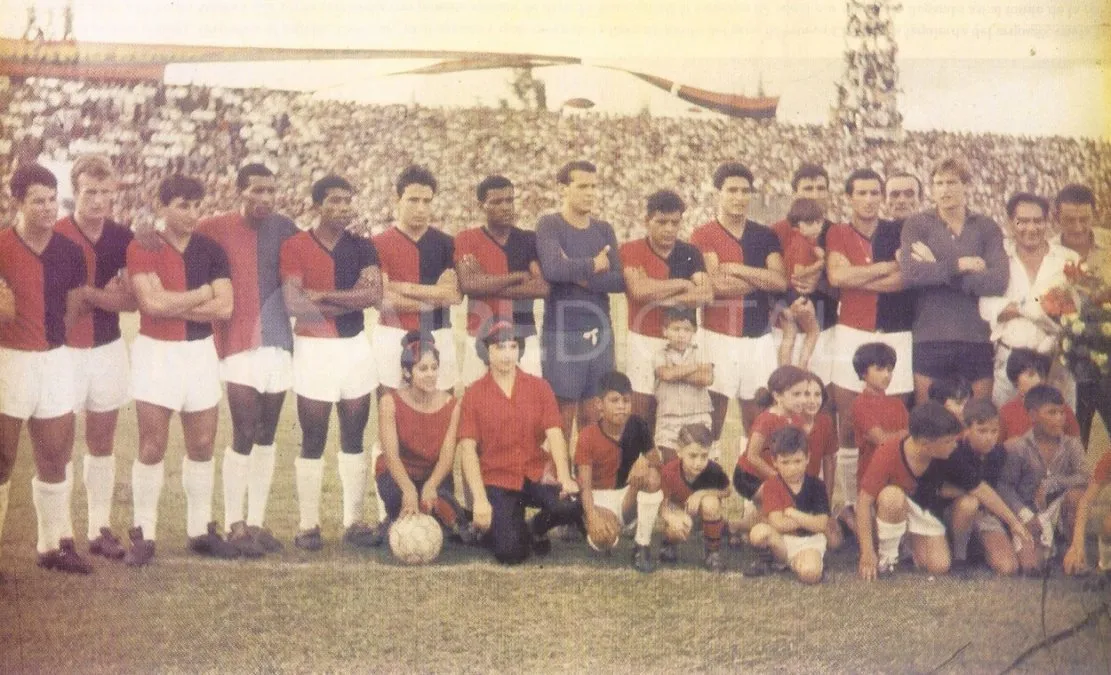 El plantel completo de Colón, en la tarde del 18 de diciembre de 1965 recibiendo el reconocimiento de todos los hinchas sabaleros por el ascenso a Primera División.