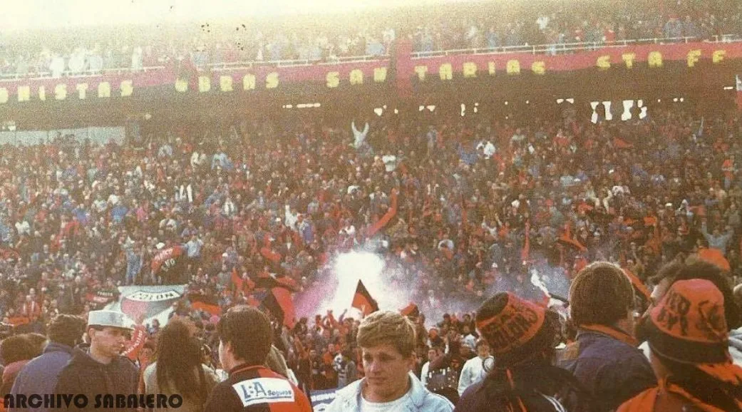 Los hinchas de Colón celebran dentro del campo de juego la vuelta al fútbol grande de la República Argentina. Foto: Archivo Sabalero.
