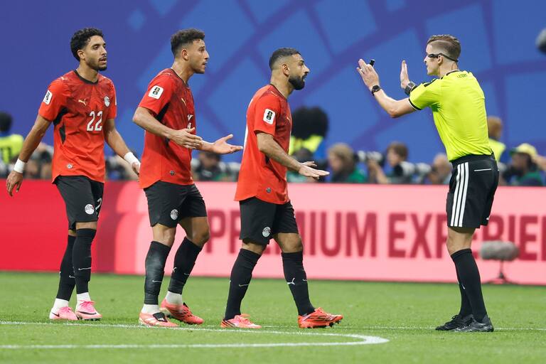 El árbitro francés Francois Letexier habla con Mohamed Salah durante el partido entre Argentina y Egipto