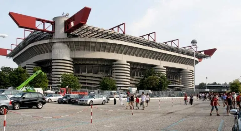 El Estadio San Siro, que cambia de nombre a "Estadio Giuseppe Meazza" cada vez que juega de local el Inter.
