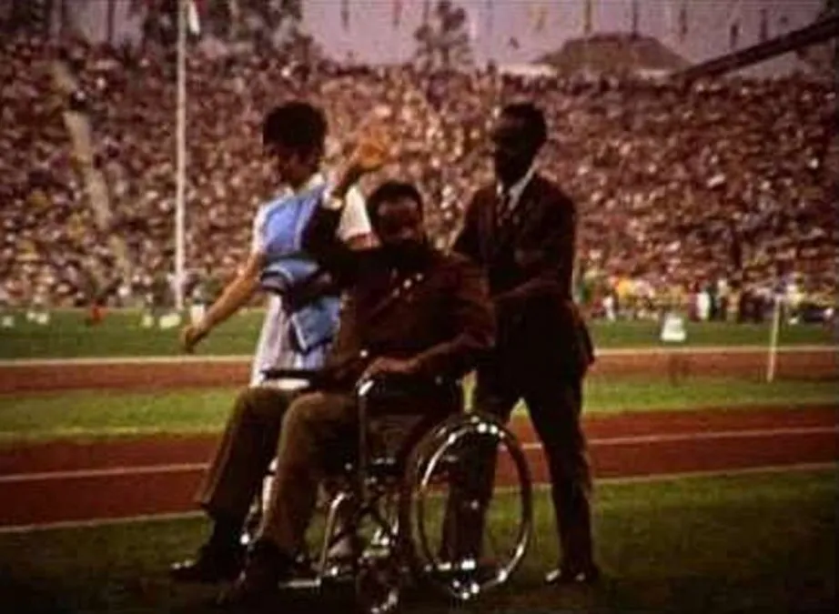 Abebe Bikila, tras el accidente fue invitado a presenciar la Ceremonia de Apertura de los Juegos de Munich en 1972.