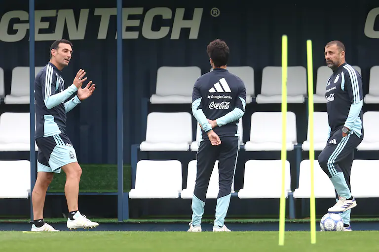 Lionel Scaloni, Pablo Aimar y Walter Samuel, cuya continuidad en el cuerpo técnico de la selección argentina está en duda