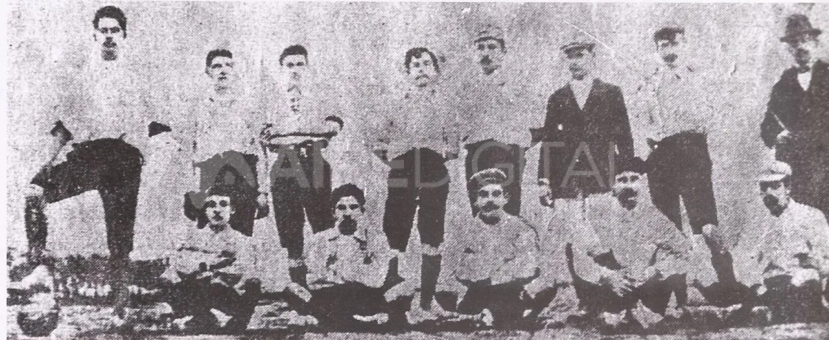 Uno de los primeros equipos de Unión. Camisa blanca con detalles negros, en San Carlos Centro.