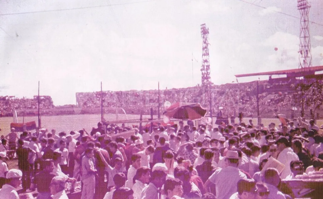 El marco en la previa del duelo que consagraría campeón a Colón del campeonato de Primera B de 1965.