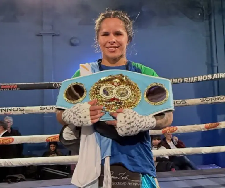 Sol Baumstarh, con el cinturón de campeona interina de peso mínimo de la FIB