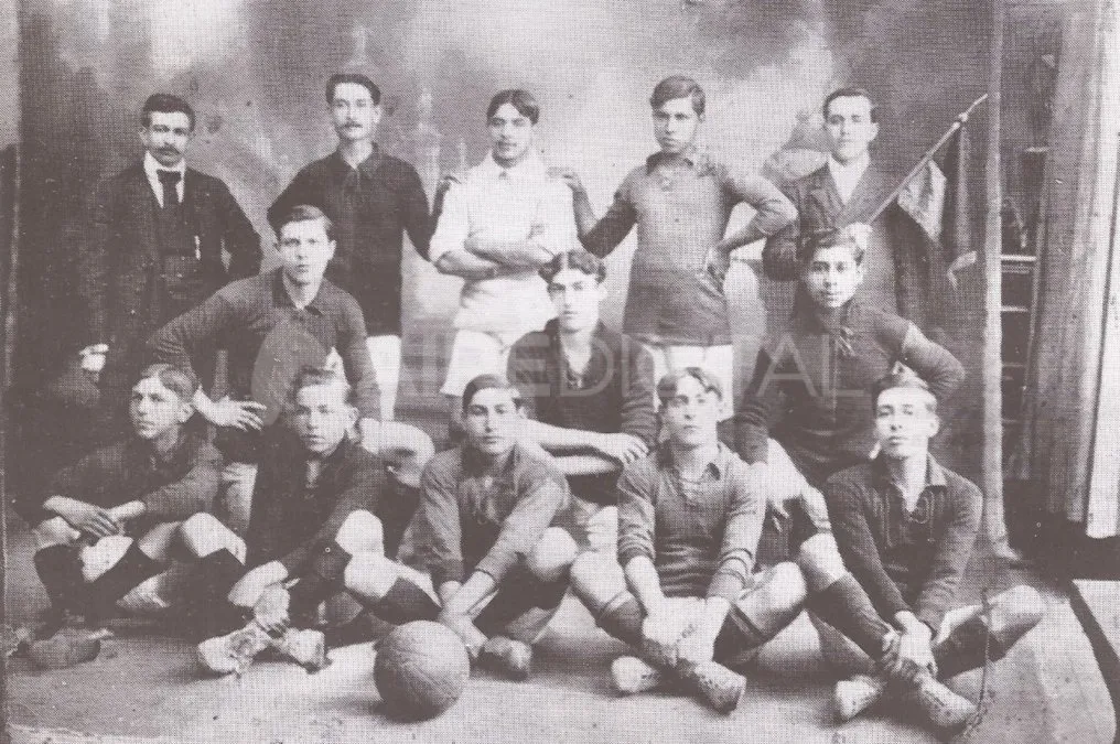 Primera foto del Colón Football Club. Año 1912.