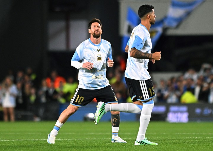 Cuti, con Messi, en la despedida del 10. Foto: REUTERS