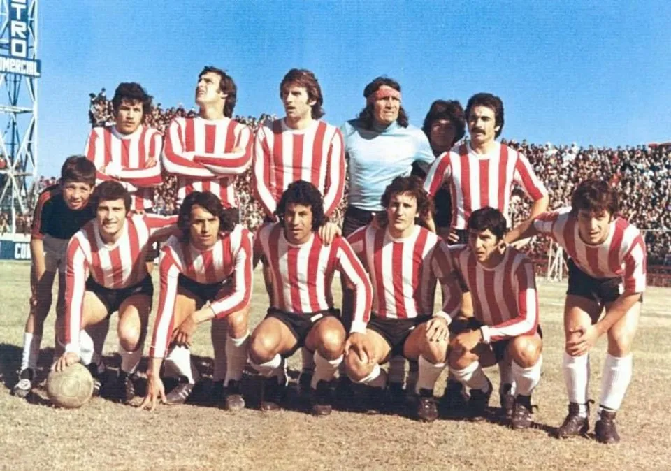 El equipo de Unión de 1975 que retornó a Primera División, la "Revolución" del Toto Lorenzo. Arriba: Silguero, Jáuregui, Merlo, Gatti, Trullet. Abajo: Mastrángelo, Leopoldo Luque, Fredes, Marchetti, Tojo y Espósito.