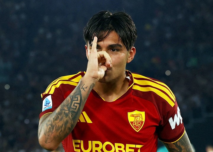 El primer gol de Santiago Castro en Roma fue una obra de arte. Foto: REUTERS / Ciro De Luca.