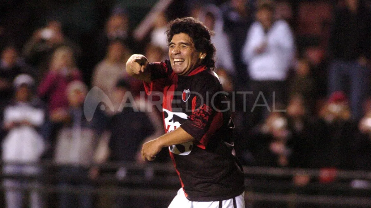 El festejo de Diego Maradona en el Estadio Brigadier López.