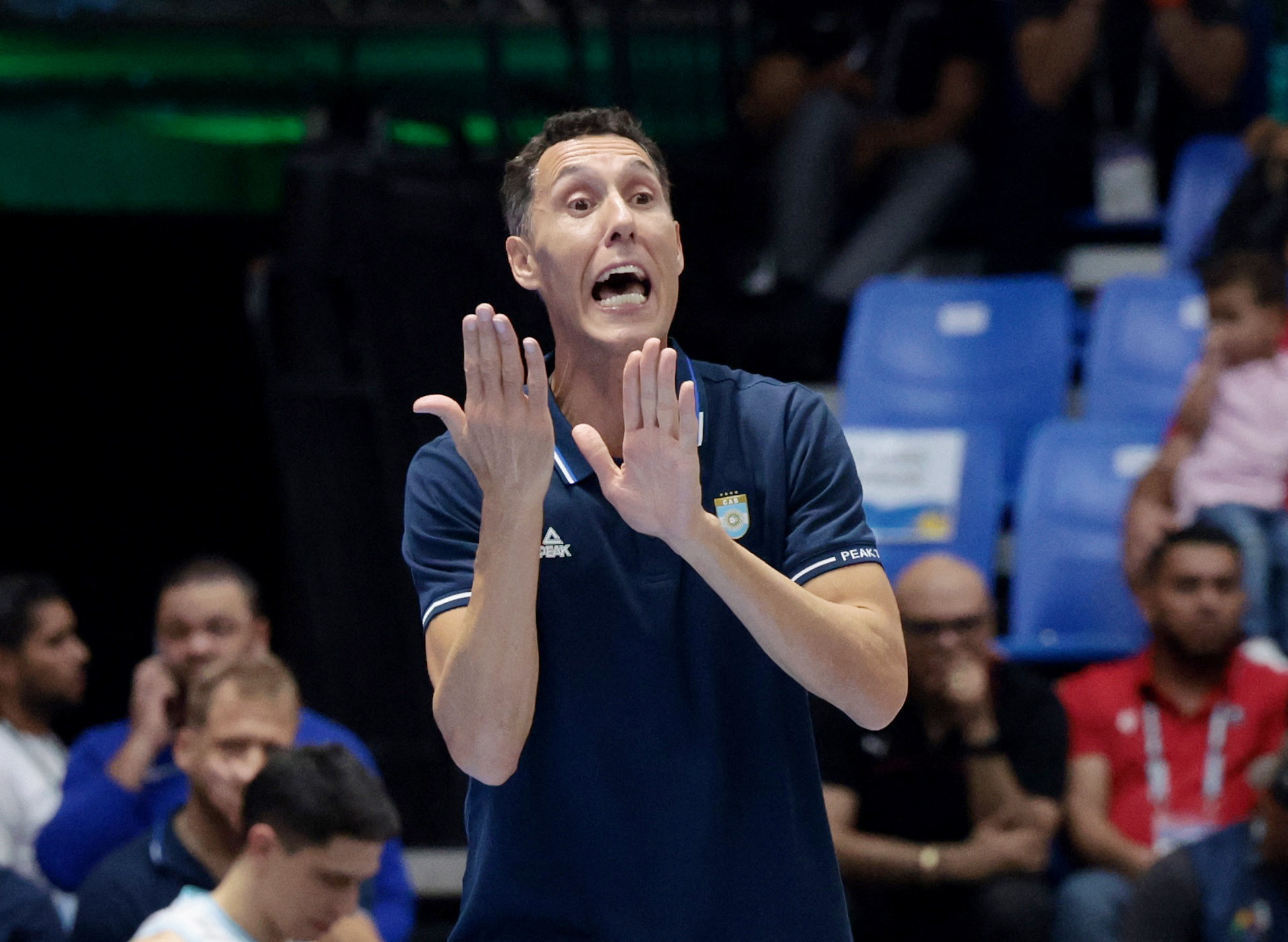 Pablo Prigioni en su rol como entrenador de la selección argentina de básquet. El cordobés también se desempeña como asistente principal de Chris Finch en Minnesota Timberwolves en la NBA (REUTERS/Luisa Gonzalez)