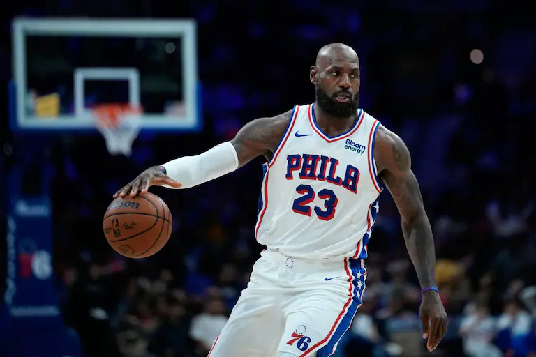 LeBron James ya lució la vestimenta de los Sixers de Philadelphia en los partidos de pretemporada de la NBA