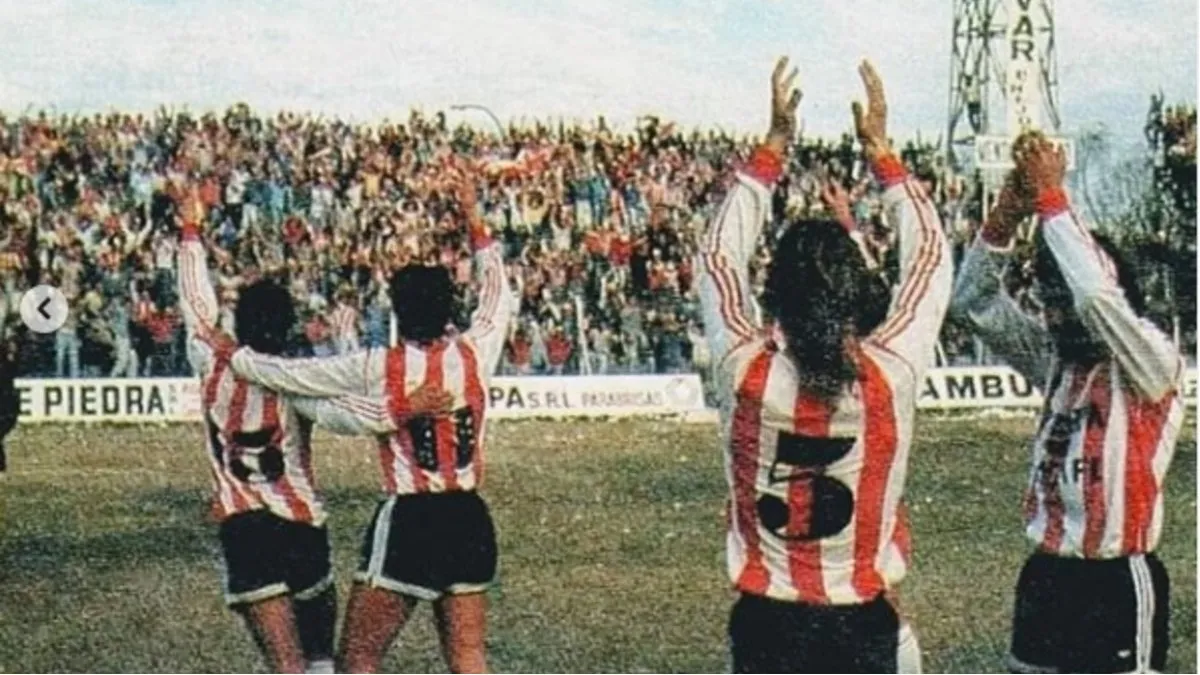 Los jugadores tatengues celebran ante los hinchas, la victoria en la primera final ante Colón. 22 de julio de 1989.
