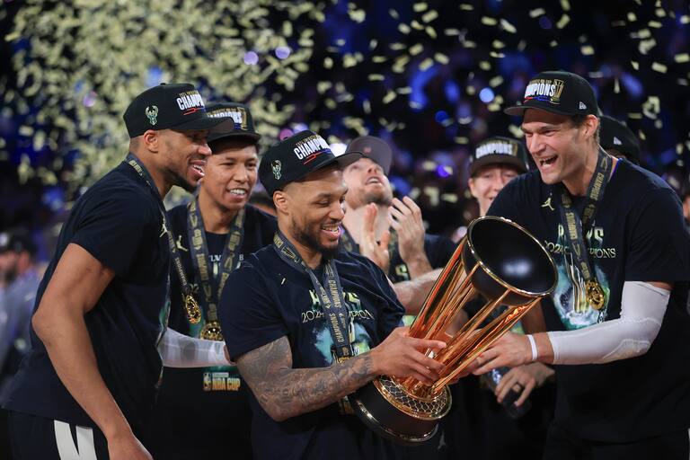 Giannis Antetokounpo, Damian Lillard y Brook López, festejan tras ganar la final de la NBA Cup ante Oklahoma City Thunder en diciembre de 2024, en Las Vegas (AP Foto/Ian Maule)