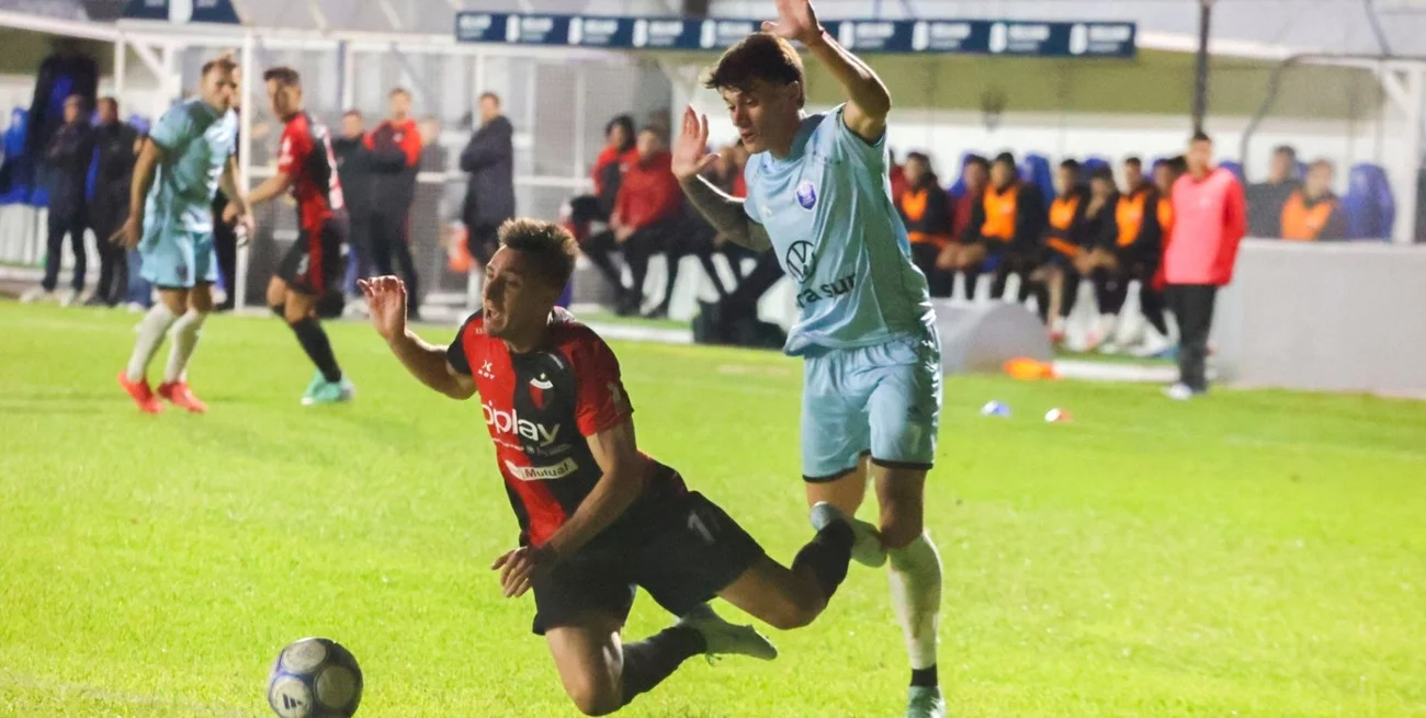 Julián Marcioni, una de las figuras de Colón, recibe la falta.