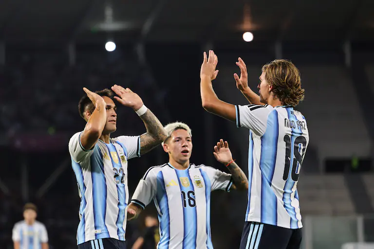Nico Paz de selección: celebra con Lautaro Martínez y Prestianni su gol ante Bolivia