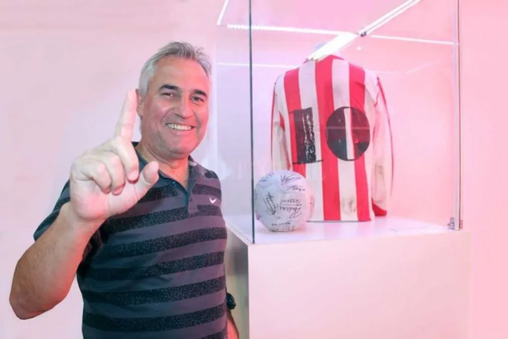 Madelón, junto a la histórica camiseta del ascenso de 1989.