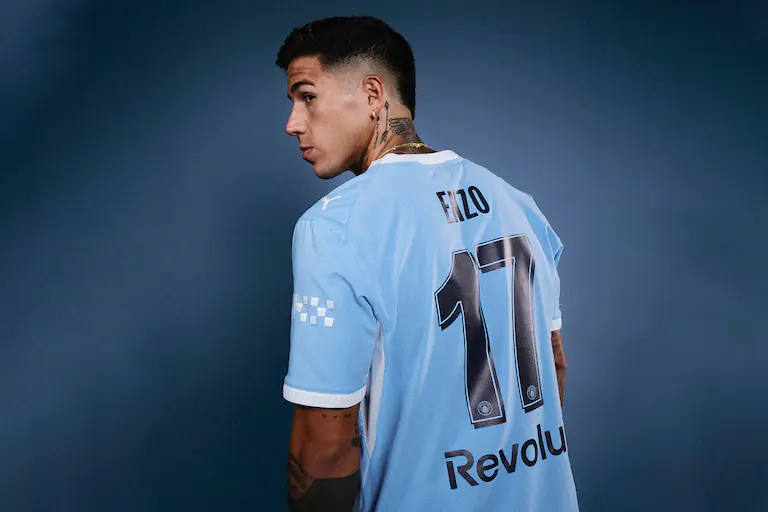 La 17 del City, una camiseta con historia; "El Kun, Tevez, Otamendi y Zabaleta dejaron una huella", cuenta Enzo sobre los argentinos que lo precedieron en los "Citizens"