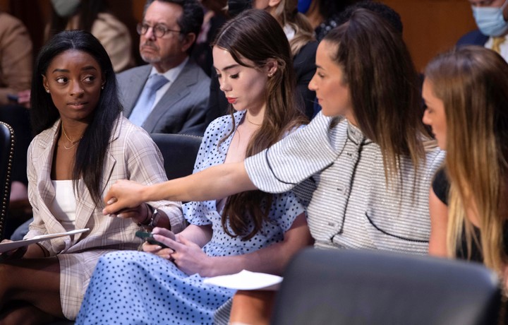Biles, Maroney, Raisman y Nichols en una de las audiencias del juicio de 2021. Foto Saul Loeb/Pool via AP