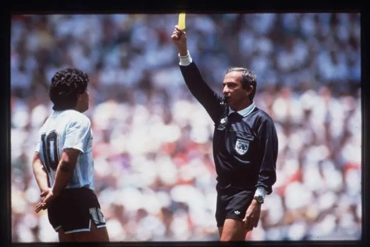 Romualdo Arppi Filho amonestando a Diego Maradona en la Copa Mundial de México 1986.