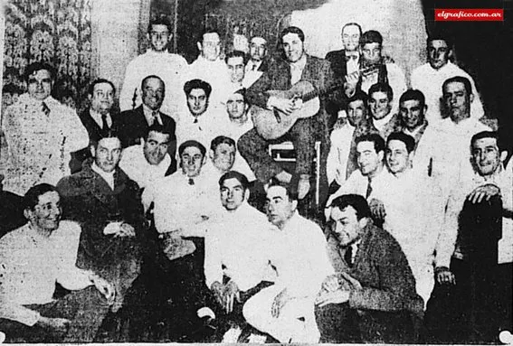 Carlos Gardel con la concentración argentina, en el Mundial de 1930. Foto: Archivo Revista "El Gráfico"
