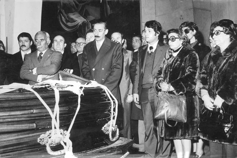 Videla participa del velatorio del General Actis, primer titular del EAM 78. Fuente: Papelitos.