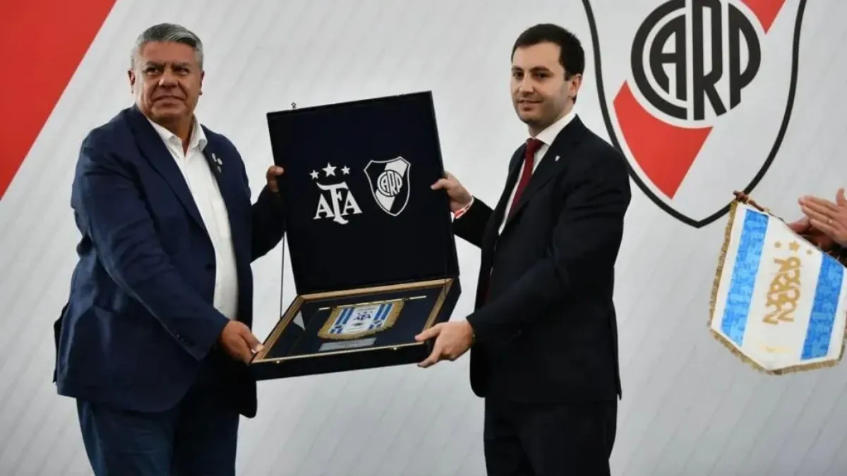 Claudio Tapia le entrega un obsequio a Stefano Di Carlo, el día de la asunción del dirigente como nuevo presidenteClaudio Tapia, presidente de la AFA, junto a Stefano Di Carlo, el presidente de River.
