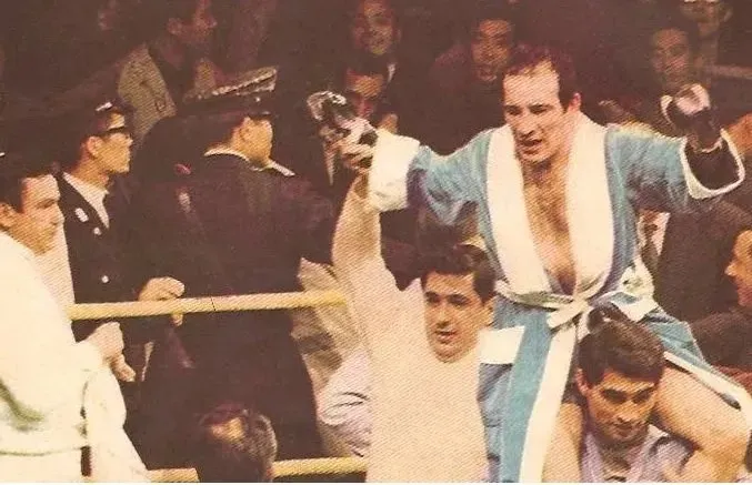 La pelea terminó. Locche se consagraba en Tokio, brindando un nuevo campeón mundial al boxeo de nuestro país. Corría el año 1968.