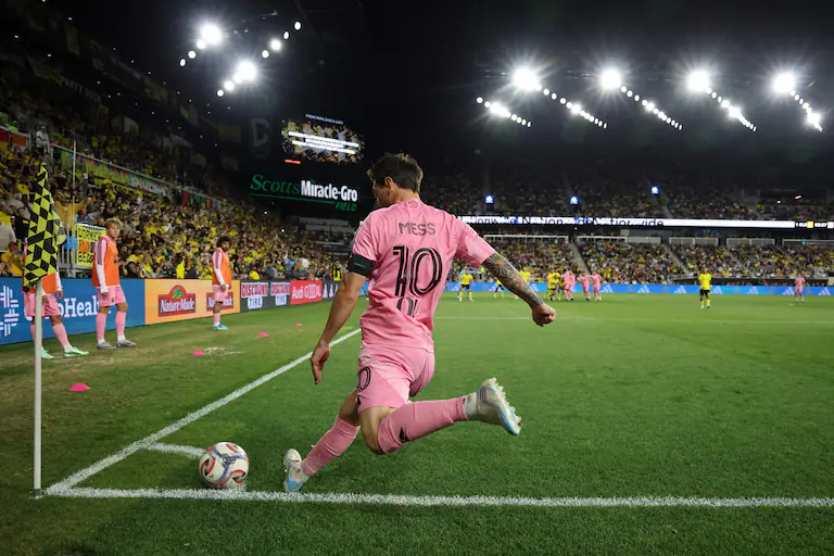 Lionel Messi ejecuta un córner durante el último partido de Inter Miami, ante Columbus