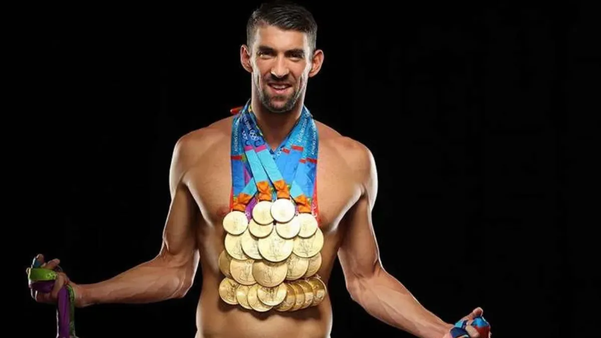 El estadounidense posa con parte de su extraordinario legado deportivo: 28 medallas olímpicas, entre ellas 23 de oro, una marca que lo mantiene como el atleta olímpico más condecorado de la historia.