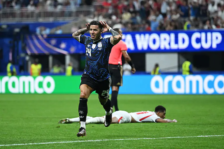 Atlanta, 15 de julio de 2026... solo cinco minutos separaban a Inglaterra de la final del mundo, pero apareció el derechazo de Enzo y para Bellingham (detrás) empieza el sufrimiento...