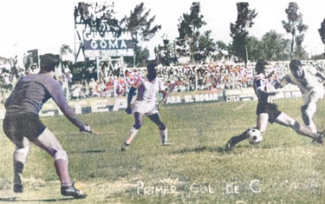 El zurdazo de Pedro Medina que se convirtió en el primer gol de Colón en Primera División. Fue ante Chacarita en el Brigadier, con derrota por 2 a 1 el 6 de marzo de 1966.