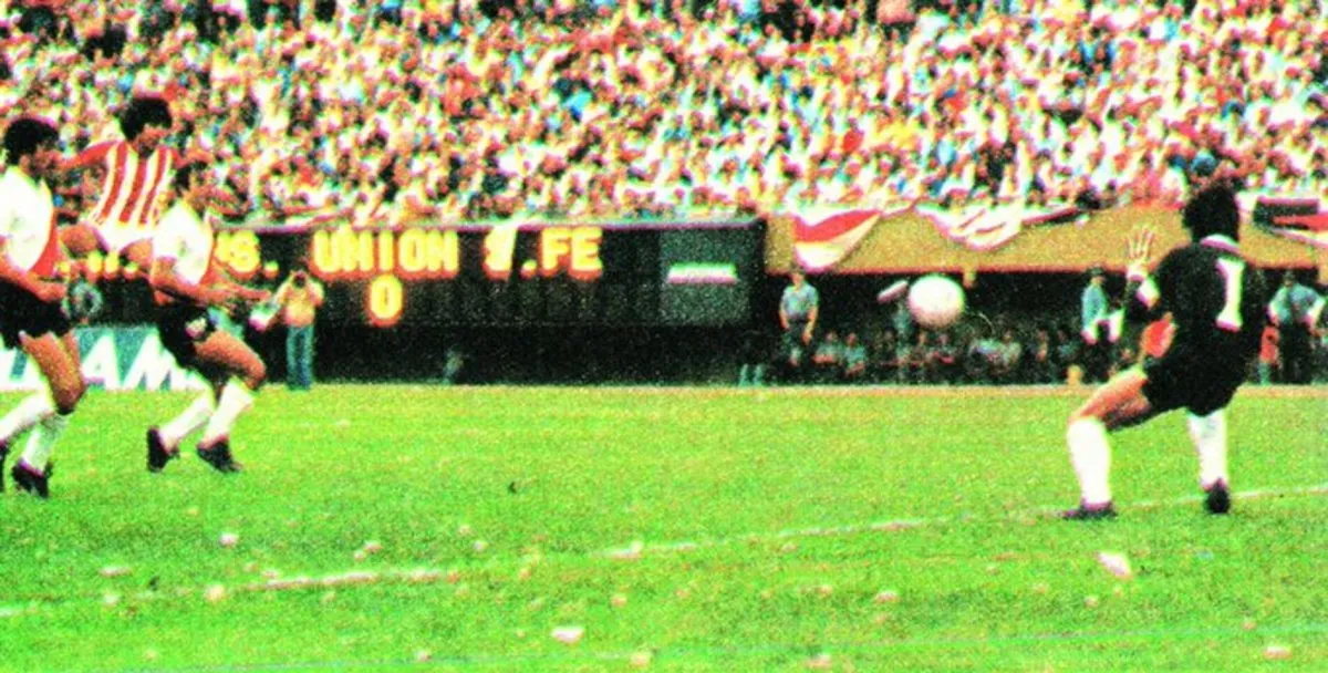 El mano a mano que podría haber cambiado la historia. Sthelik falla su disparo ante Fillol, en el minuto 88.