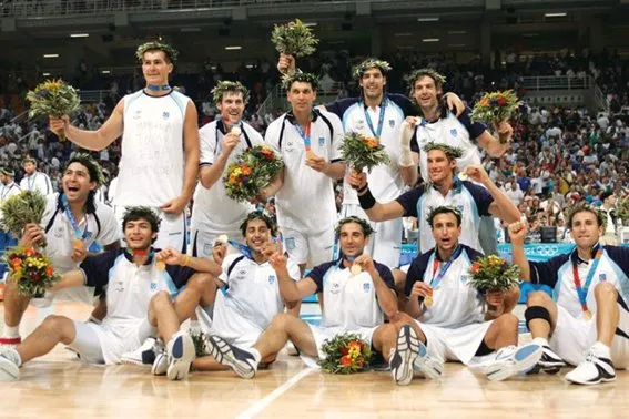 Los campeones olímpicos de básquet en Atenas 2004. Andrés Nocioni se inició en el Club Unión de Santo Tomé y Carlos Delfino, en el Club Atlético Unión de nuestra ciudad. Dos leyendas del deporte en nuestra provincia.