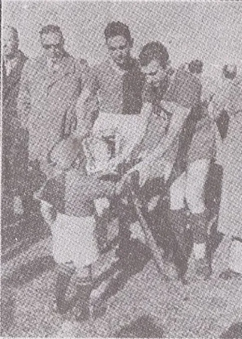 Los capitanes de Colón y Boca, Santos Portillo y Mario Boyé respectivamente, reciben un banderín de Colón por parte de un niño.
