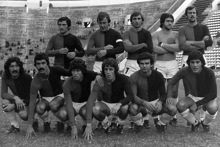 Colón, ante Huracán en el Metropolitano del '77, uno de los dos partidos oficiales que disputó Tomás Felipe Carlovich: Fertonani, Di Plácido, Zimmerman, Luraschi y Mántaras. Carlovich, Luñiz, Mercado, Vega, Roldán y Aricó. Foto: Centrojás.