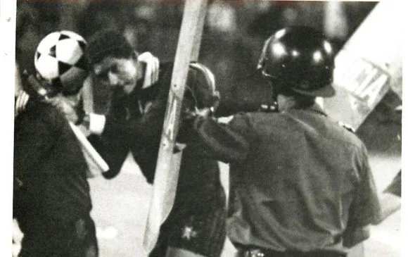 Así se iba Ortega a los vestuarios la noche en la que el Cartel le juró la muerte. Año 1989