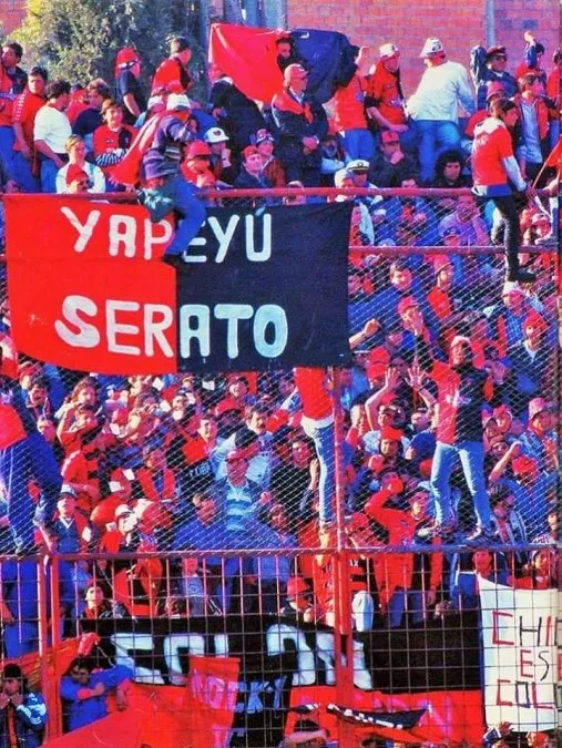 El apoyo de los hinchas de Colón en Tucumán fue multitudinario. En la imagen, los simpatizantes observando la final de ida, con victoria sabalera por 1 a 0 con gol de Marini, el 22 de julio de 1995. Foto: Revista "El Gráfico"
