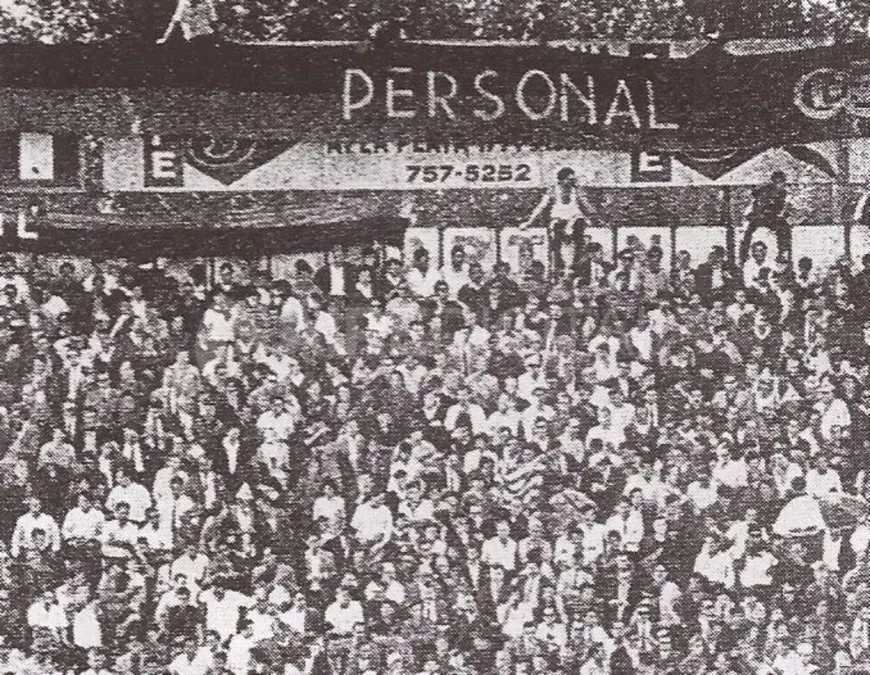 La hinchada sabalera en cancha de Atlanta, la tarde del ascenso ante Deportivo Español.