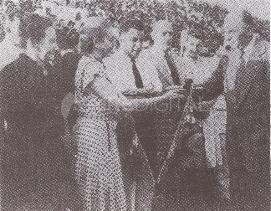 La Primera Dama también gestionó subsidios para la mejora en infraestructura. En 1952, el Club decidió homenajearla nombrándola en su Estadio.