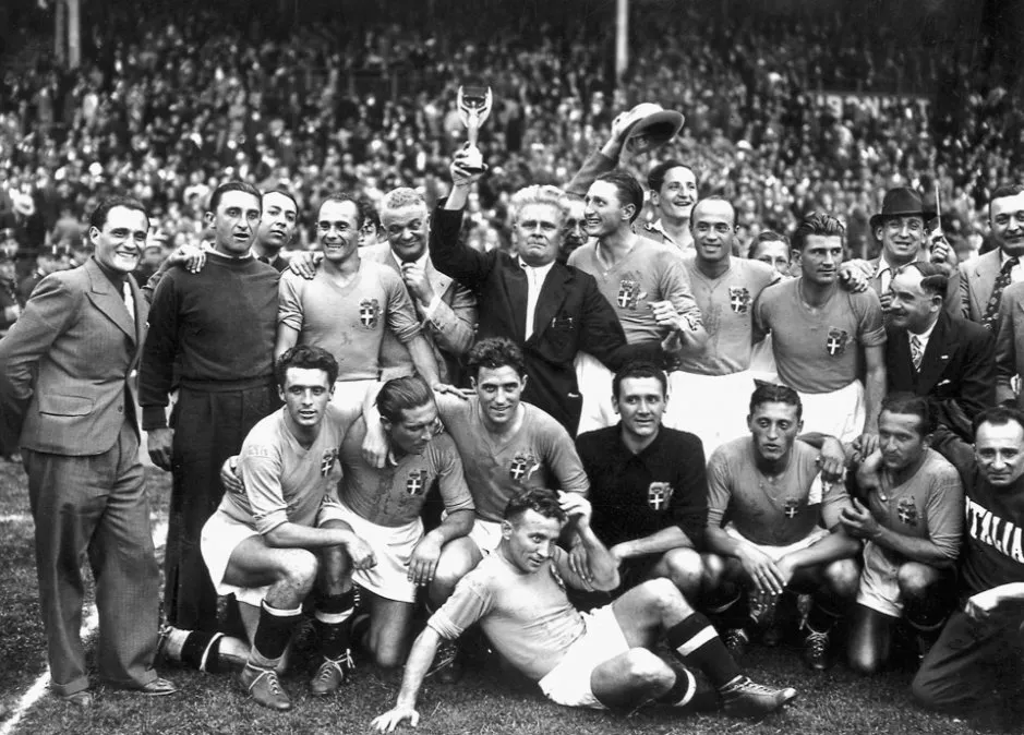 La selección italiana, dirigida por Victorio Pozzo, que en la foto levanta la Copa Jules Rimet.