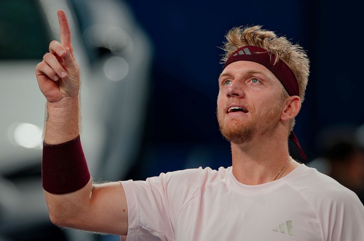 Alejandro Davidovich durante un tramo de su victoria ante Zverev. Foto EFE/EPA/ALEX PLAVEVSKI