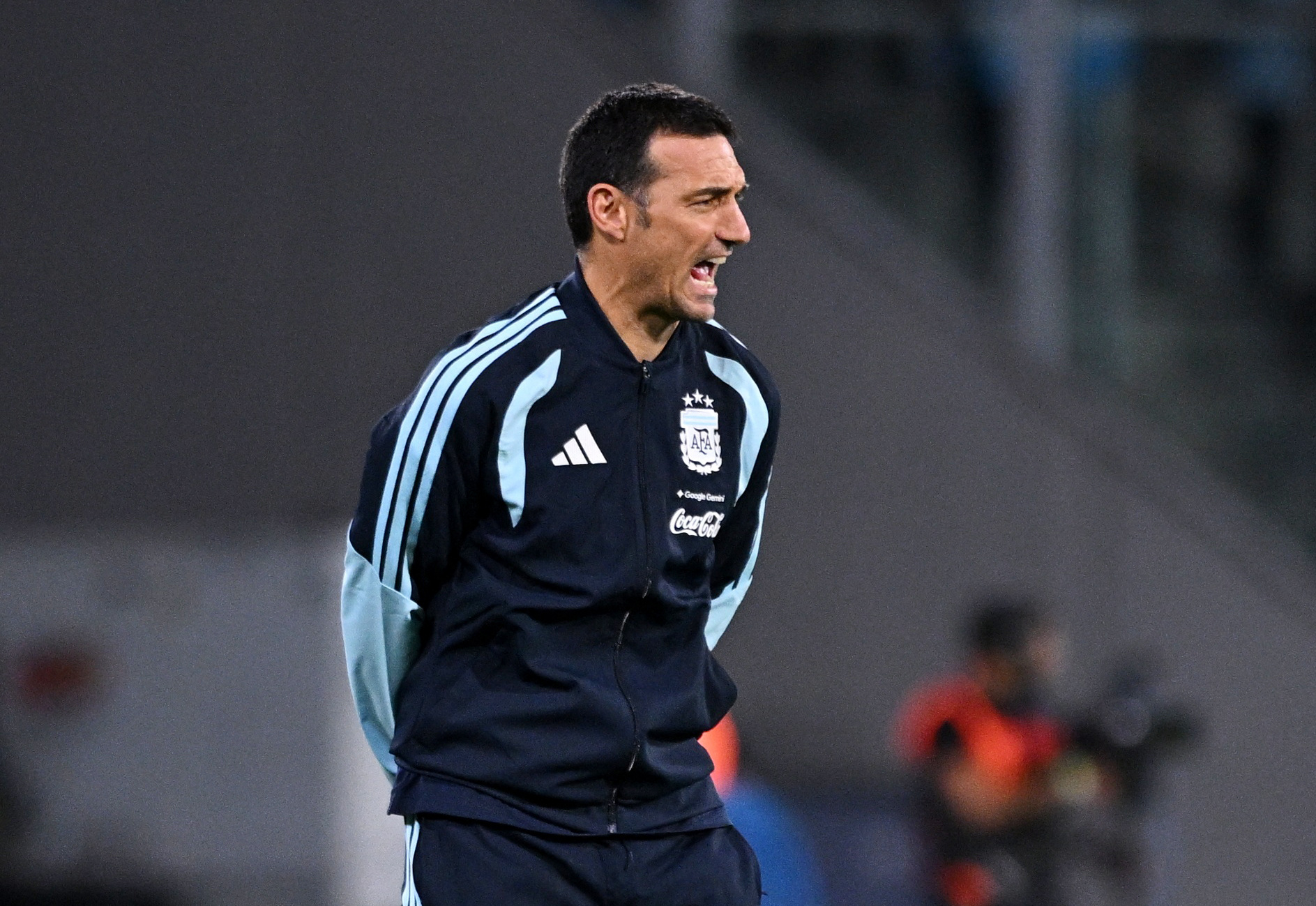 Lionel Scaloni da indicaciones en el amistoso de la selección argentina ante Bolivia en Córdoba (REUTERS/Rodrigo Valle)