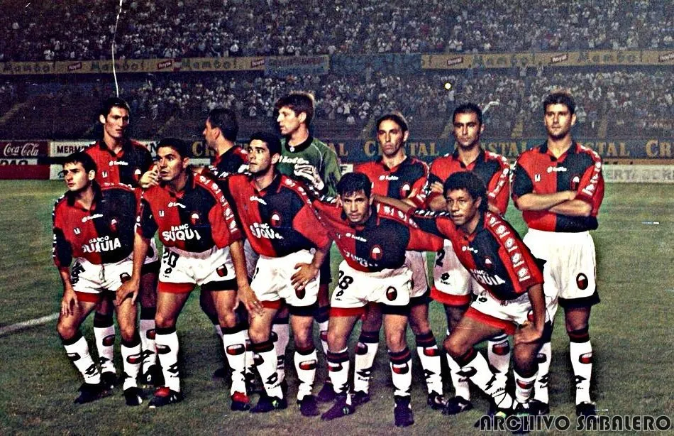 Colón posando en el "Cementerio de los Elefantes", en uno de los encuentros en condición de local de aquella Copa Libertadores. Foto: Archivo Sabalero.