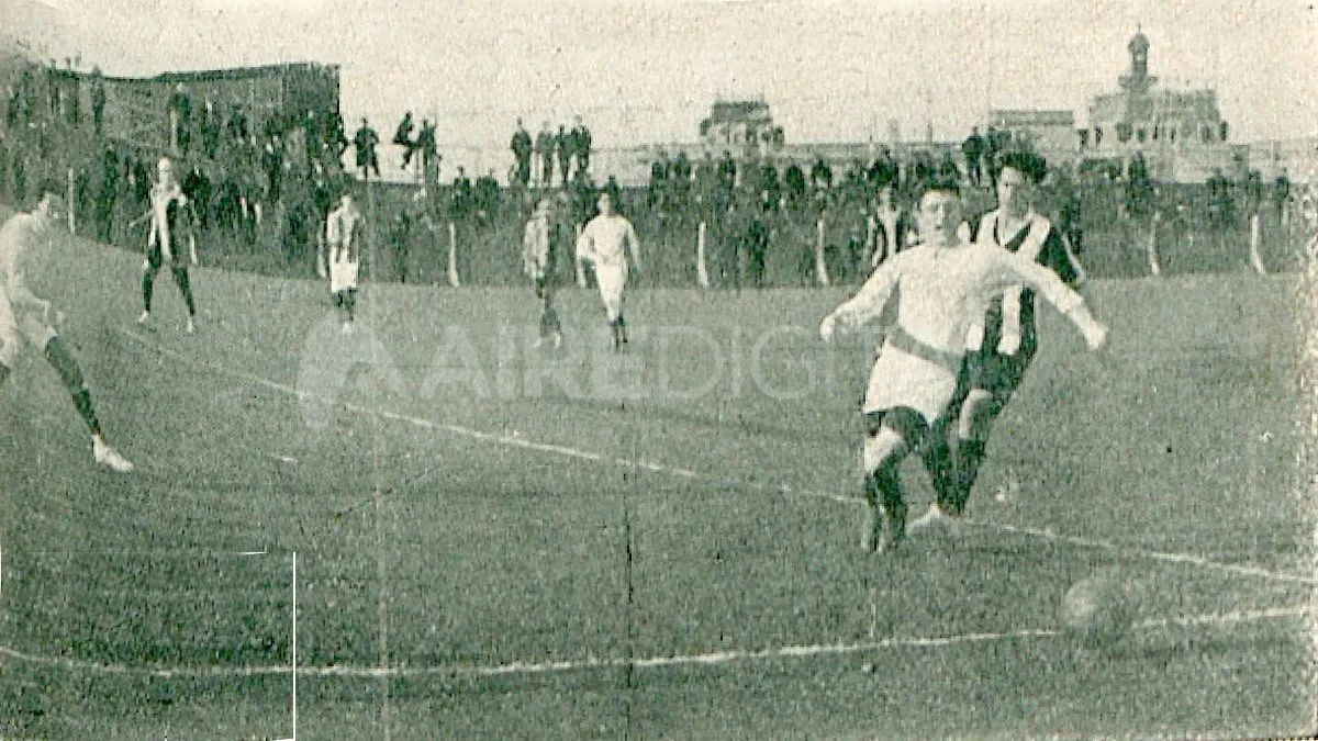Imagen del primer enfrentamiento oficial entre Unión y Racing, en el año 1913 por la Copa Competencia "Jockey Club". Foto: Viejos Estadios.