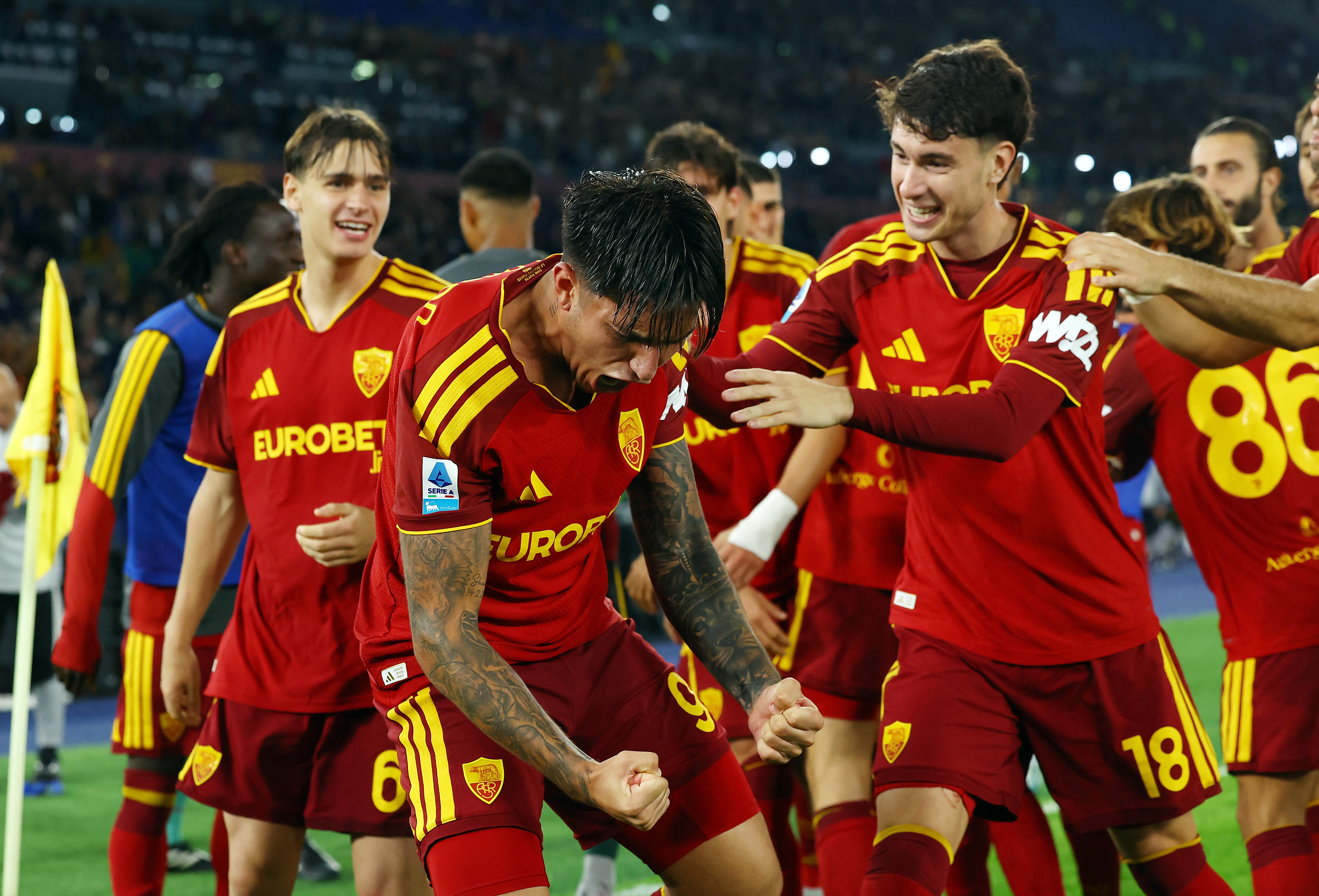 Matías Soulé aclamando a Santiago Castro durante su eufórico festejo por su primer gol con la Roma (REUTERS/Ciro De Luca)