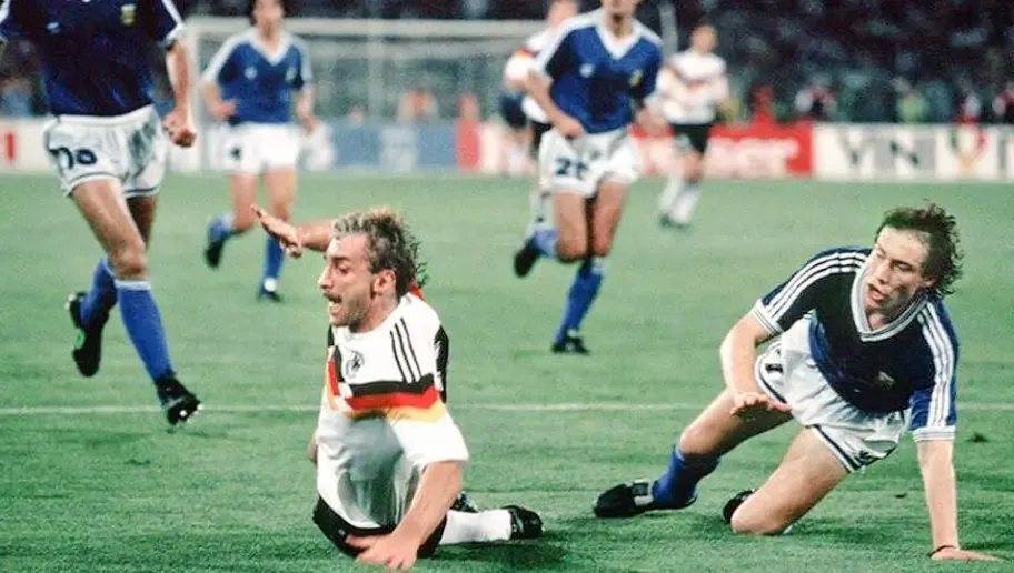 El momento donde Sensini impacta contra Voller. La intencionalidad y la fuerza aplicada fue modificada en el reglamento casi una década más tarde por la FIFA, lo que indica que actualmente esta jugada no es penal.