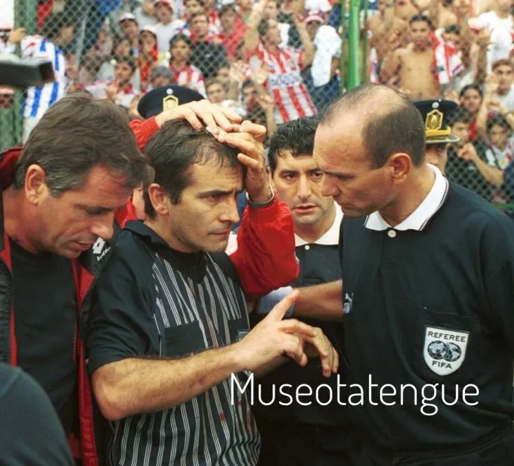 Daniel Giménez conversa con Alberto Barrientos, tras el incidente. El partido sería suspendido a los 17m ST y nunca se completó. Gentileza: @museotatengue